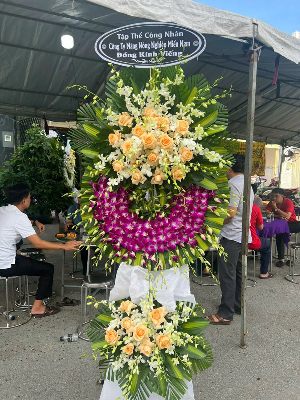 Vòng hoa Ấm Lòng
