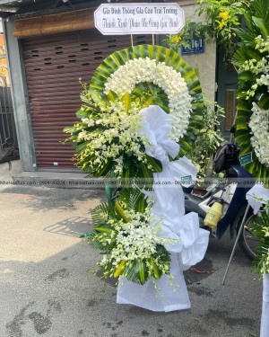 Vòng Hoa Tang Truyền Thống Lan Thái Trắng Trang Nghiêm