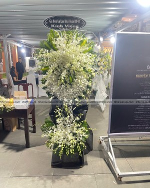 Kệ Hoa Chia Buồn Gia Đình Lan Thái Trắng Trang Trọng