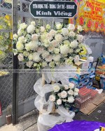 Kệ Hoa Chia Buồn Hiện Đại Lan Thái Và Cúc Mẫu Đơn Trắng