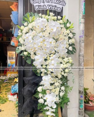 Vòng Hoa Viếng Đẹp Cho Doanh Nghiệp Sang Trọng