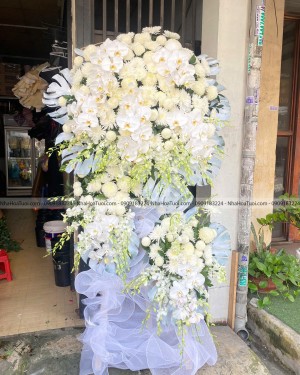 Kệ Hoa Tang Lễ Sang Trọng Lan Hồ Điệp Và Hồng Trắng
