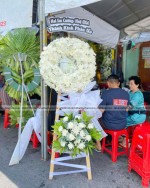 Hoa Viếng Hiện Đại 2 Tầng Full Hoa Cúc Trắng Sang Trọng