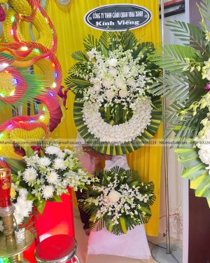 Hoa Viếng 2 Tầng Lan Thái Trắng Và Hoa Cúc Trang Nghiêm