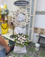 Hoa Viếng Hiện Đại 2 Tầng Hồng Kem Và Trắng Thanh Nhã