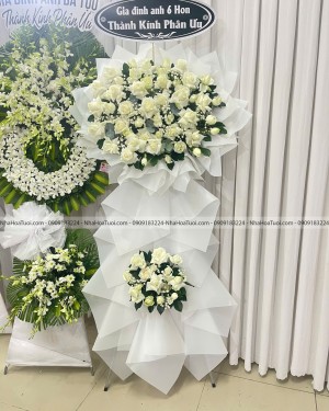 Hoa Viếng Hiện Đại 2 Tầng Full Hoa Hồng Trắng Sang Trọng