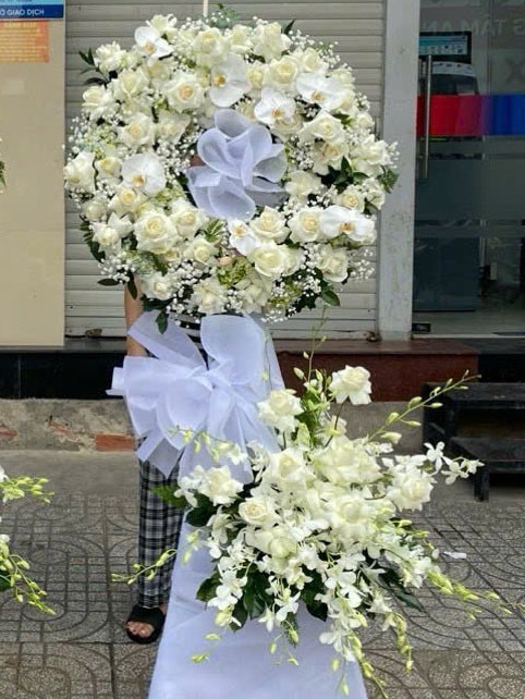 Vòng Hoa Về Cõi Lành